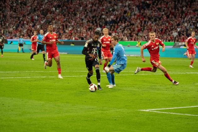 18.09.2026: Fußball: FC Bayern München - Union Berlin, 4. Spieltag der 1. Bundesliga in der Allianz Arena in München Torschuss Michael Olise (FC Bayern Munchen, 17) zum 6:0. WICHTIGER HINWEIS: Gemäß den Vorgaben der DFL und des DFB ist es untersagt, in dem Stadion und oder vom Spiel angefertigte Fotoaufnahmen in Form von Sequenzbildern und oder videoähnlichen Fotostrecken zu verwerten bzw. verwerten zu lassen. Copyright: xJamesxZabelx