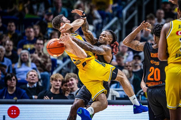 Basketball Berlin 18.09.2026 Saison 2026 2027 EasyCredit BBL 1. Bundesliga Männer, Herren Alba Berlin - NINERS Chemnitz Jordan Ford (Alba Berlin, No.03) Cobe Williams (Chemnitz, No.24)
