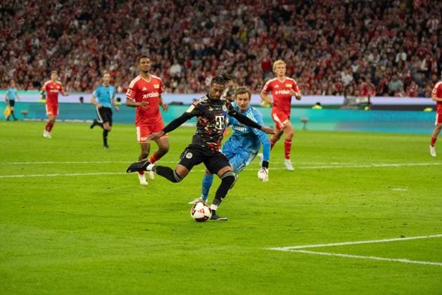 18.09.2026: Fußball: FC Bayern München - Union Berlin, 4. Spieltag der 1. Bundesliga in der Allianz Arena in München Torschuss Michael Olise (FC Bayern Munchen, 17) zum 6:0. WICHTIGER HINWEIS: Gemäß den Vorgaben der DFL und des DFB ist es untersagt, in dem Stadion und oder vom Spiel angefertigte Fotoaufnahmen in Form von Sequenzbildern und oder videoähnlichen Fotostrecken zu verwerten bzw. verwerten zu lassen. Copyright: xJamesxZabelx