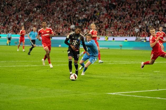 18.09.2026: Fußball: FC Bayern München - Union Berlin, 4. Spieltag der 1. Bundesliga in der Allianz Arena in München Torschuss Michael Olise (FC Bayern Munchen, 17) zum 6:0. WICHTIGER HINWEIS: Gemäß den Vorgaben der DFL und des DFB ist es untersagt, in dem Stadion und oder vom Spiel angefertigte Fotoaufnahmen in Form von Sequenzbildern und oder videoähnlichen Fotostrecken zu verwerten bzw. verwerten zu lassen. Copyright: xJamesxZabelx