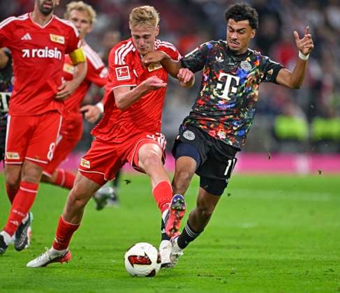 18.09.2026, Fussball Bundesliga 2026 2027, 4.Spieltag, FC Bayern München - 1.FC Union Berlin, in der Allianz-Arena München, Nathaniel Brown (FC Bayern München) setzt sich durch,