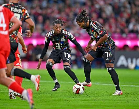18.09.2026, Fussball Bundesliga 2026 2027, 4.Spieltag, FC Bayern München - 1.FC Union Berlin, in der Allianz-Arena München, Serge Gnabry (FC Bayern München) am Ball.