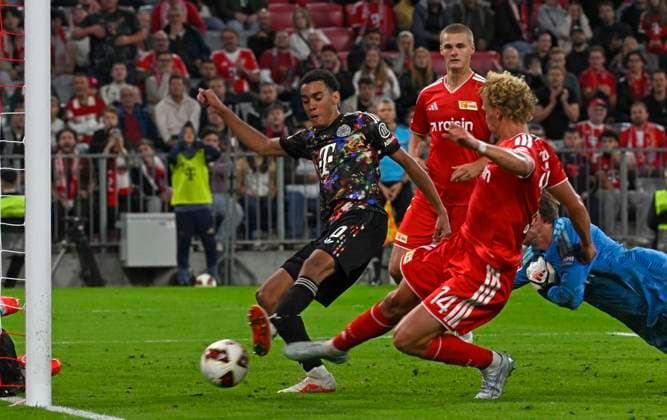 18.09.2026, Fussball Bundesliga 2026 2027, 4.Spieltag, FC Bayern München - 1.FC Union Berlin, in der Allianz-Arena München, Jamal Musiala (Bayern München) gegen Leopold Querfeld (Union Berlin)