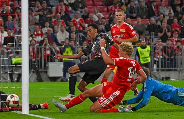 18.09.2026, Fussball Bundesliga 2026 2027, 4.Spieltag, FC Bayern München - 1.FC Union Berlin, in der Allianz-Arena München, Jamal Musiala (Bayern München) gegen Leopold Querfeld (Union Berlin)