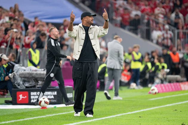 GER, Bayern, Muenchen, Fussball, FC Bayern Muenchen - 1. FC Union Berlin, in der Allianz Arena, Muenchen, Bundesliga, 4. Spieltag, 18.09.26, v.l. Vincent Kompany (FC Bayern Muenchen, Trainer), gibt Anweisungen, im Portrait, Einzelbild, Freisteller, portrait, headshot, single image, cutout DFL DFB regulations prohibit any use of photographs as image sequences and or quasi-video, Copyright: HMB-Media MichaelxNibel