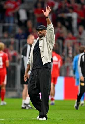 18.09.2026, Fussball Bundesliga 2026 2027, 4.Spieltag, FC Bayern München - 1.FC Union Berlin, in der Allianz-Arena München, Trainer Vincent Kompany (FC Bayern München) bedankt sich bei den Fans