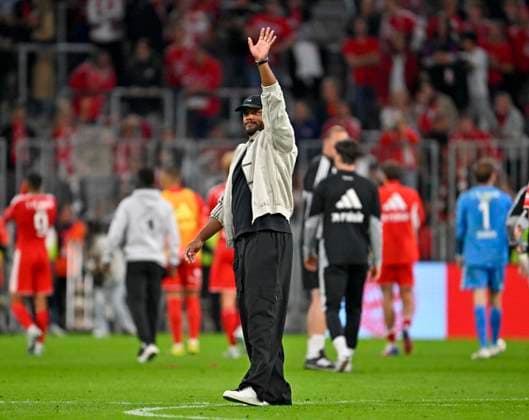 18.09.2026, Fussball Bundesliga 2026 2027, 4.Spieltag, FC Bayern München - 1.FC Union Berlin, in der Allianz-Arena München, Trainer Vincent Kompany (FC Bayern München) bedankt sich bei den Fans