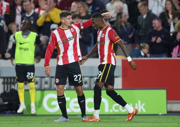 Premier League - Brentford v Chelsea LONDON, ENGLAND, SEPTEMBER 18: GOAL 1-0, Jaidon Anthony of Brentford goal celebration with Vitaly Janelt of Brentford after scoring a goal to put Brentford 1-0 ahead during The Premier League match between Brentford v Chelsea at GTECH Community Stadium, London, England, on September 18. (Photo by Daniel Weir) London GTECH Community Stadium England Copyright: xDanielxWeir SportsxPressxPhotox Sportspressphoto_SPR234117