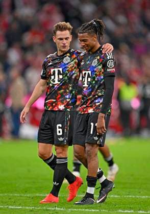 18.09.2026, Fussball Bundesliga 2026 2027, 4.Spieltag, FC Bayern München - 1.FC Union Berlin, in der Allianz-Arena München, Joshua Kimmich (FC Bayern München) ist ganz stolz auf seinen Mitspieler Michael Olise (FC Bayern München)