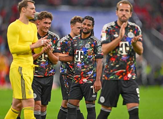 RECORD DATE NOT STATED 18.09.2026, Fussball Bundesliga 2026 2027, 4.Spieltag, FC Bayern München - 1.FC Union Berlin, in der Allianz-Arena München, Die Bayern Spieler freuen sich nach dem Spiel v.l. Torwart Manuel Neuer (FC Bayern München), Tom Bischof (FC Bayern München), Joshua Kimmich (FC Bayern München), Serge Gnabry (FC Bayern München) und Harry Kane (FC Bayern München)
