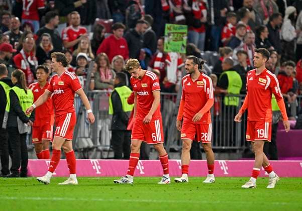 18.09.2026, Fussball Bundesliga 2026 2027, 4.Spieltag, FC Bayern München - 1.FC Union Berlin, in der Allianz-Arena München, Die Berliner lassen die Köpfe hängen, v.l. Tim Skarke (Union Berlin), Aljoscha Kemlein (Union Berlin) Christopher Trimmel (Union Berlin) und Janik Haberer (Union Berlin)