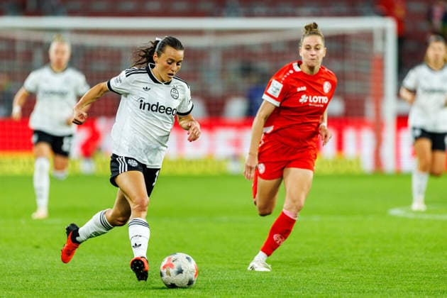 GPFBL, 1. FSV Mainz 05 - Eintracht Frankfurt, 18.09.2026, Mainz Hayley Raso (Eintracht Frankfurt, 16) mit Ball; im Hintergrund m19; im Spiel der Google Pixel Frauen Bundesliga am 5. Spieltag der Saison 2026 27 zwischen dem 1. FSV Mainz 05 und Eintracht Frankfurt in der MEWA Arena, Mainz, 18.09.2026. Copyright: xBEAUTIFULxSPORTS Hahnex