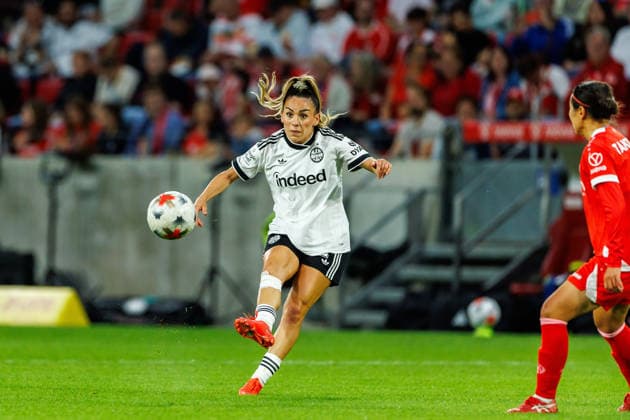 GPFBL, 1. FSV Mainz 05 - Eintracht Frankfurt, 18.09.2026, Mainz Ereleta Memeti (Eintracht Frankfurt, 7) mit einem hohen Ball in die Spitze im Spiel der Google Pixel Frauen Bundesliga am 5. Spieltag der Saison 2026 27 zwischen dem 1. FSV Mainz 05 und Eintracht Frankfurt in der MEWA Arena, Mainz, 18.09.2026. Copyright: xBEAUTIFULxSPORTS Hahnex