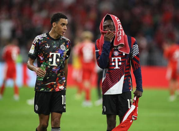 Fussball, Herren, Bundesliga, Saison 2026 2027, FC Bayern München - 1. FC Union Berlin, Allianz Arena Jamal Musiala (FC Bayern München) (li.) mit Alphonso Davies (FC Bayern München) (re.) nach dem Spiel im Gespräch DFB, DFL regulations prohibit any use of photographs as image sequences and or quasi-video