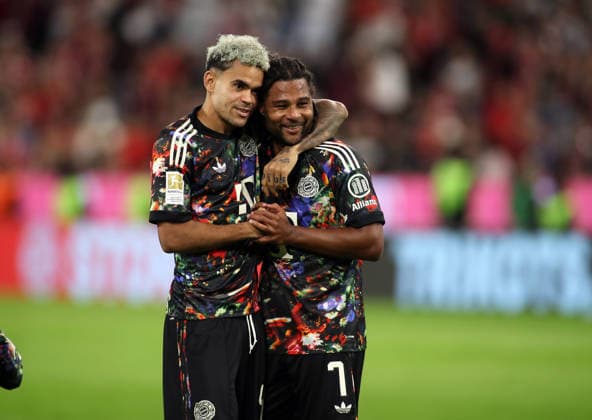 Fussball, Herren, Bundesliga, Saison 2026 2027, FC Bayern München - 1. FC Union Berlin, Allianz Arena Umarmung nach dem Spiel bei Luis Diaz (FC Bayern München) und Serge Gnabry (FC Bayern München) DFB, DFL regulations prohibit any use of photographs as image sequences and or quasi-video