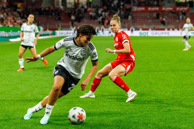 GPFBL, 1. FSV Mainz 05 - Eintracht Frankfurt, 18.09.2026, Mainz Dilara Acikgoez (Eintracht Frankfurt, 29) laesst Saskia Matheis (1. FSV Mainz 05, 19) mit einer Koerpertaeuschung auf dem Fluegel aussteigen im Spiel der Google Pixel Frauen Bundesliga am 5. Spieltag der Saison 2026 27 zwischen dem 1. FSV Mainz 05 und Eintracht Frankfurt in der MEWA Arena, Mainz, 18.09.2026. Copyright: xBEAUTIFULxSPORTS Hahnex