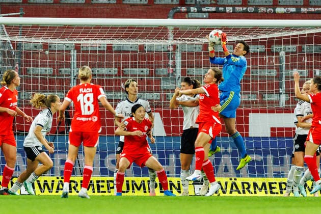 GPFBL, 1. FSV Mainz 05 - Eintracht Frankfurt, 18.09.2026, Mainz Lina Altenburg (Eintracht Frankfurt, 12) fängt eine Flanke ab im Spiel der Google Pixel Frauen Bundesliga am 5. Spieltag der Saison 2026 27 zwischen dem 1. FSV Mainz 05 und Eintracht Frankfurt in der MEWA Arena, Mainz, 18.09.2026. Copyright: xBEAUTIFULxSPORTS Hahnex