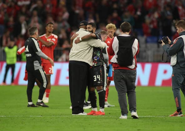 Fussball, Herren, Bundesliga, Saison 2026 2027, FC Bayern München - 1. FC Union Berlin, Allianz Arena Umarmung nach dem Spiel mit Vincent Kompany, Trainer (FC Bayern München) und Ismael Saibari (FC Bayern München) DFB, DFL regulations prohibit any use of photographs as image sequences and or quasi-video