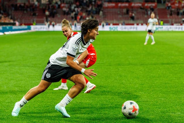 GPFBL, 1. FSV Mainz 05 - Eintracht Frankfurt, 18.09.2026, Mainz Dilara Acikgoez (Eintracht Frankfurt, 29) laesst Saskia Matheis (1. FSV Mainz 05, 19) mit einer Koerpertaeuschung auf dem Fluegel aussteigen im Spiel der Google Pixel Frauen Bundesliga am 5. Spieltag der Saison 2026 27 zwischen dem 1. FSV Mainz 05 und Eintracht Frankfurt in der MEWA Arena, Mainz, 18.09.2026. Copyright: xBEAUTIFULxSPORTS Hahnex