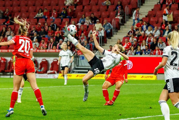 GPFBL, 1. FSV Mainz 05 - Eintracht Frankfurt, 18.09.2026, Mainz Laura Freigang (Eintracht Frankfurt, 10) mit dem Versuch einen Fallrueckziehers im Spiel der Google Pixel Frauen Bundesliga am 5. Spieltag der Saison 2026 27 zwischen dem 1. FSV Mainz 05 und Eintracht Frankfurt in der MEWA Arena, Mainz, 18.09.2026. Copyright: xBEAUTIFULxSPORTS Hahnex