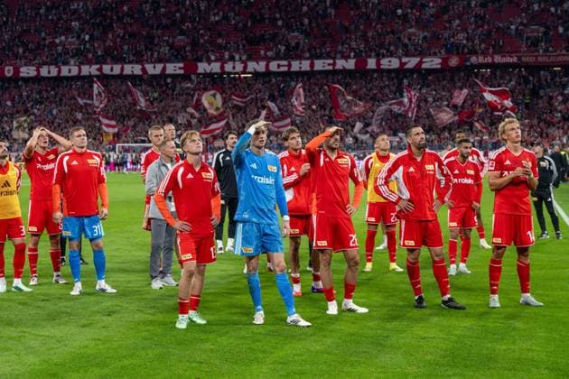 Fußball, Herren, Saison 2026 2027, 1. Bundesliga (4. Spieltag), FC Bayern München - 1. FC Union Berlin, v. l. Kastriot Imeri (1. FC Union Berlin), Aljoscha Kemlein (1. FC Union Berlin), Torhüter Matheo Raab (1. FC Union Berlin), Trainer Mauro Lustrinelli (1. FC Union Berlin), Andras Schäfer (1. FC Union Berlin), Torhüter Frederik Rönnow (1. FC Union Berlin), Robert Skov (1. FC Union Berlin), Christopher Trimmel (1. FC Union Berlin), Rani Khedira (1. FC Union Berlin), Leopold Querfeld (1. FC Union Berlin), Enttäuschung nach Abpfiff, 18.09.2026, Copyright: xMatthiasxKochx