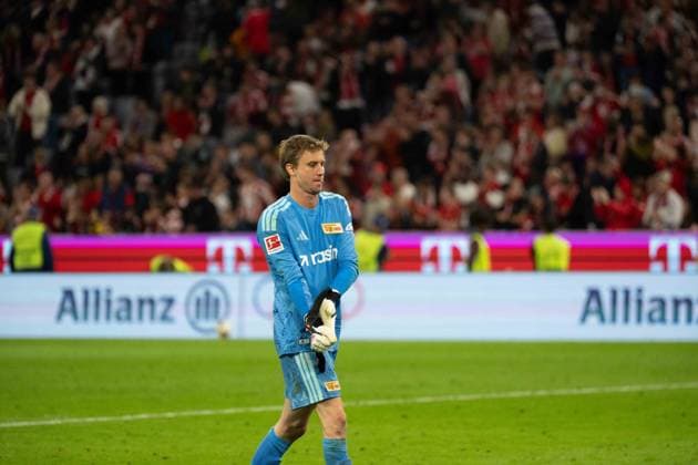 18.09.2026: Fußball: FC Bayern München - Union Berlin, 4. Spieltag der 1. Bundesliga in der Allianz Arena in München Frederik Rönnow (Union Berlin, 1) nach dem Abpfiff WICHTIGER HINWEIS: Gemäß den Vorgaben der DFL und des DFB ist es untersagt, in dem Stadion und oder vom Spiel angefertigte Fotoaufnahmen in Form von Sequenzbildern und oder videoähnlichen Fotostrecken zu verwerten bzw. verwerten zu lassen. Copyright: xJamesxZabelx