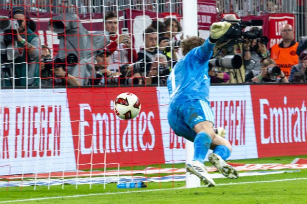 Frederik Roennow 1 (1. FC Union Berlin) kann den Ball nicht halten, FC Bayern Muenchen - 1. FC Union Berlin, Fussball Bundesliga, 4. Spieltag, 18.09.2026 DFB regulations prohibit any use of photographs as image sequences and or quasi-video Muenchen Bayern Deutschland