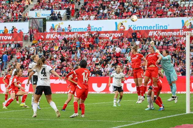 18.09.2026, xusrbx, Fussball Google Pixel Frauen-Bundesliga, FSV Mainz 05 - Eintracht Frankfurt v.l. Strafraum, Strafraumszene, der 1. FSV Mainz verteidigt den Ball, Mamiko Matsumoto (FSV Mainz 05, 1), Mainz