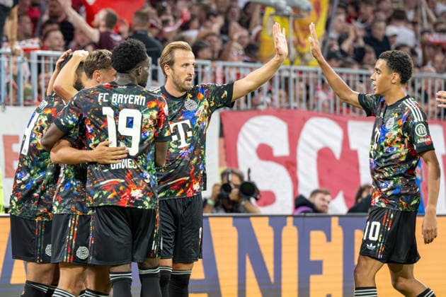 Torjubel Alphonso Davies 19 (FC Bayern Muenchen), Harry Kane 9 (FC Bayern Muenchen) klatscht mit Jamal Musiala 10 (FC Bayern Muenchen) ab, FC Bayern Muenchen - 1. FC Union Berlin, Fussball Bundesliga, 4. Spieltag, 18.09.2026 DFB regulations prohibit any use of photographs as image sequences and or quasi-video Muenchen Bayern Deutschland