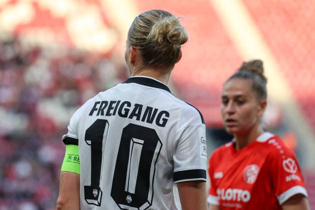 18.09.2026, xusrbx, Fussball Google Pixel Frauen-Bundesliga, FSV Mainz 05 - Eintracht Frankfurt v.l. Laura Freigang (Eintracht Frankfurt, 10),mit den Faans im Hintergrund, Mainz