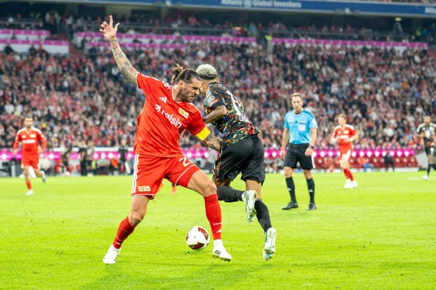 Christopher Trimmel 28 (1. FC Union Berlin) haelt Luis Diaz 14 (FC Bayern Muenchen) fest, FC Bayern Muenchen - 1. FC Union Berlin, Fussball Bundesliga, 4. Spieltag, 18.09.2026 DFB regulations prohibit any use of photographs as image sequences and or quasi-video Muenchen Bayern Deutschland