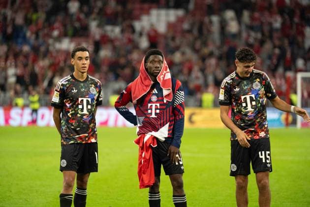 18.09.2026: Fußball: FC Bayern München - Union Berlin, 4. Spieltag der 1. Bundesliga in der Allianz Arena in München Jamal Musiala (FC Bayern Munchen, 10), Alphonso Davies (FC Bayern Munchen, 19) und Aleksandar Pavlovic (FC Bayern Munchen, 45) nach dem Abpfiff WICHTIGER HINWEIS: Gemäß den Vorgaben der DFL und des DFB ist es untersagt, in dem Stadion und oder vom Spiel angefertigte Fotoaufnahmen in Form von Sequenzbildern und oder videoähnlichen Fotostrecken zu verwerten bzw. verwerten zu lassen. Copyright: xJamesxZabelx