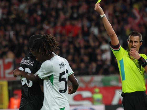 September 18, 2026, Monza: Referee Daniele Perenzoni shows the yellow card to AC Monza s mildfielder Michael Folorunsho during the Italian Serie A soccer match between AC Monza and US Sassuolo at U-Power Stadium in Monza, Italy, 18 September 2026. ANSA ROBERTO BREGANI. Serie A: Monza - Sassuolo  - ZUMAa110 20260918_zaf_a110_034 Copyright: xRobertoxBreganix