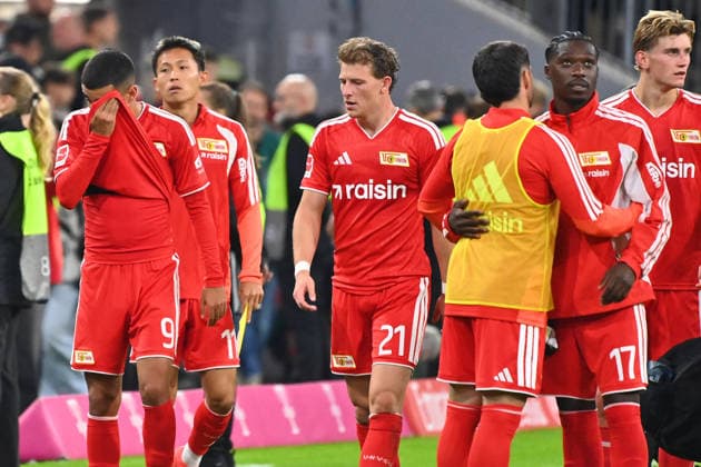 Abgang Spieler Union, v.li:Livan BURCU (Union Berlin),Wooyeong JEONG (Union Berlin),Tim SKARKE (Union Berlin), Dmytro BOGDANOV (Union Berlin), Derrick KOEHN (Union Berlin). Enttaeuschung,Frust, enttaeuscht,frustriert,niedergeschlagen, Fussball 1. Bundesliga Saison 2026 2027, 4.Spieltag, Spieltag04, FC Bayern Muenchen - 1.FC Union Berlin 7-0 am 18.09.2026 , A L L I A N Z A R E N A.