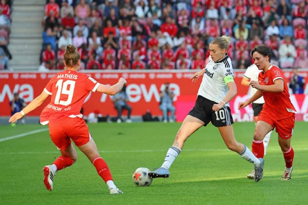 Mainz, Deutschland 18. September 2026: 1. BL Frauen - 2026 2027 - Sp. 5 - 1. FSV Mainz 05 gegen Eintracht Frankfurt Im Bild: v.li. beim Kampf um den Ball: Saskia Matheis (FSV), Laura Freigang (Frankfurt) und Emma Junold (FSV). DFL DFB regulations prohibit any use of photographs as image sequences and or quasi-video Bruchwegstadion Rheinland - Pfalz Copyright: xFotostandx xRacochax