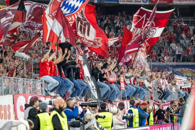 Die Fans der FC Bayern nach dem 7:0, FC Bayern Muenchen - 1. FC Union Berlin, Fussball Bundesliga, 4. Spieltag, 18.09.2026 DFB regulations prohibit any use of photographs as image sequences and or quasi-video Muenchen Bayern Deutschland