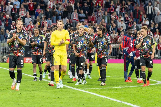 Das Team FC Bayern bei den Fans nach dem 7:0, FC Bayern Muenchen - 1. FC Union Berlin, Fussball Bundesliga, 4. Spieltag, 18.09.2026 DFB regulations prohibit any use of photographs as image sequences and or quasi-video Muenchen Bayern Deutschland