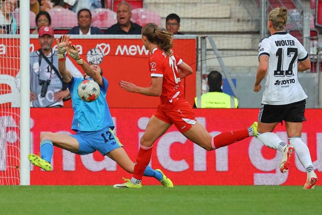 Mainz, Deutschland 18. September 2026: 1. BL Frauen - 2026 2027 - Sp. 5 - 1. FSV Mainz 05 gegen Eintracht Frankfurt Im Bild: v.li. Torhüterin Lina Altenburg (Frankfurt) rettet vor Mattson Strickler (FSV). DFL DFB regulations prohibit any use of photographs as image sequences and or quasi-video Bruchwegstadion Rheinland - Pfalz Copyright: xFotostandx xRacochax
