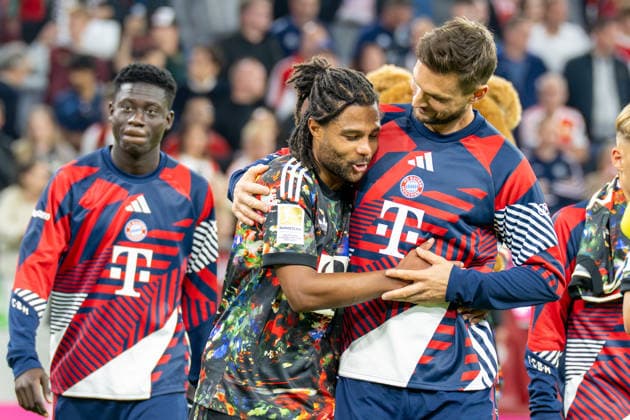 Das Team FC Bayern bei den Fans nach dem 7:0, Serge Gnabry 7 (FC Bayern Muenchen), Sven Ulreich 26 (FC Bayern Muenchen), FC Bayern Muenchen - 1. FC Union Berlin, Fussball Bundesliga, 4. Spieltag, 18.09.2026 DFB regulations prohibit any use of photographs as image sequences and or quasi-video Muenchen Bayern Deutschland