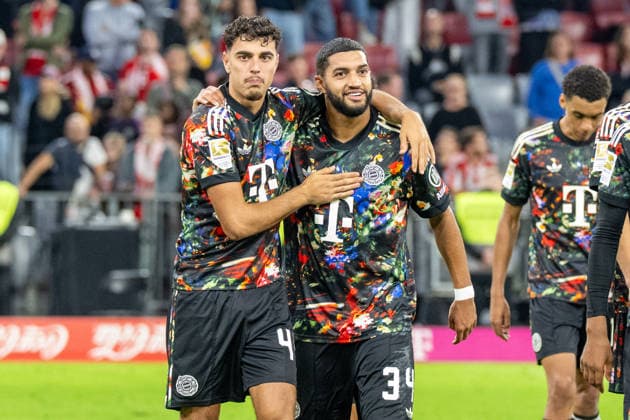 Das Team FC Bayern bei den Fans nach dem 7:0, Aleksandar Pavlovic 45 (FC Bayern Muenchen), Ismael Saibari 34 (FC Bayern Muenchen), FC Bayern Muenchen - 1. FC Union Berlin, Fussball Bundesliga, 4. Spieltag, 18.09.2026 DFB regulations prohibit any use of photographs as image sequences and or quasi-video Muenchen Bayern Deutschland