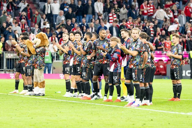 Das Team FC Bayern bei den Fans nach dem 7:0, FC Bayern Muenchen - 1. FC Union Berlin, Fussball Bundesliga, 4. Spieltag, 18.09.2026 DFB regulations prohibit any use of photographs as image sequences and or quasi-video Muenchen Bayern Deutschland