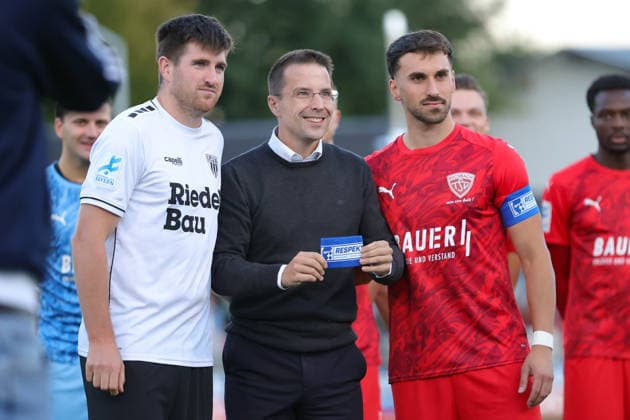 18.09.2026, Fussball, Herren, Saison 2026 2027, Regionalliga Bayern, 10. Spieltag: TSV Buchbach - FC Schweinfurt 05 Kevin Fery (FC Schweinfurt 05, 15), BFV-Präsident Christoph Kern und Samed Bahar (TSV Buchbach, 08) Buchbach SMR-Arena Bayern Deutschland