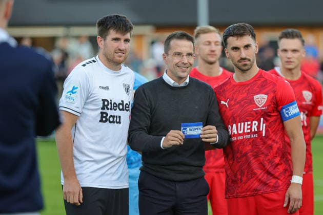 18.09.2026, Fussball, Herren, Saison 2026 2027, Regionalliga Bayern, 10. Spieltag: TSV Buchbach - FC Schweinfurt 05 Von links: Kevin Fery (FC Schweinfurt 05, 15), BFV-Präsident Christoph Kern und Samed Bahar (TSV Buchbach, 08) Buchbach SMR-Arena Bayern Deutschland