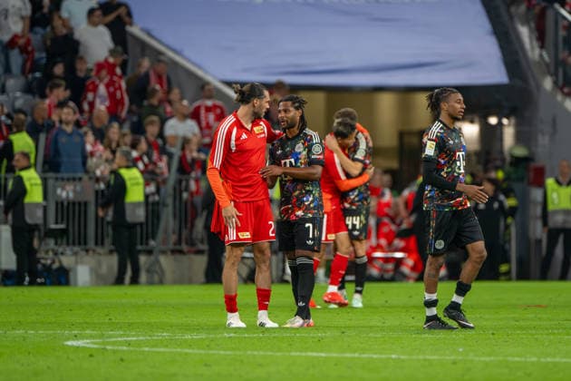 Fußball, Herren, Saison 2026 2027, 1. Bundesliga (4. Spieltag), FC Bayern München - 1. FC Union Berlin, v. l. Christopher Trimmel (1. FC Union Berlin), Serge Gnabry (Bayern München), Michael Olise (Bayern München) nach Abpfiff, 18.09.2026, Copyright: xMatthiasxKochx