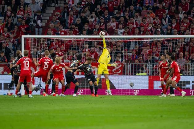 Fußball, Herren, Saison 2026 2027, 1. Bundesliga (4. Spieltag), FC Bayern München - 1. FC Union Berlin, Torhüter Manuel Neuer (Bayern München) pariert einen Kopfball von Tom Rothe (1. FC Union Berlin), 18.09.2026, Copyright: xMatthiasxKochx
