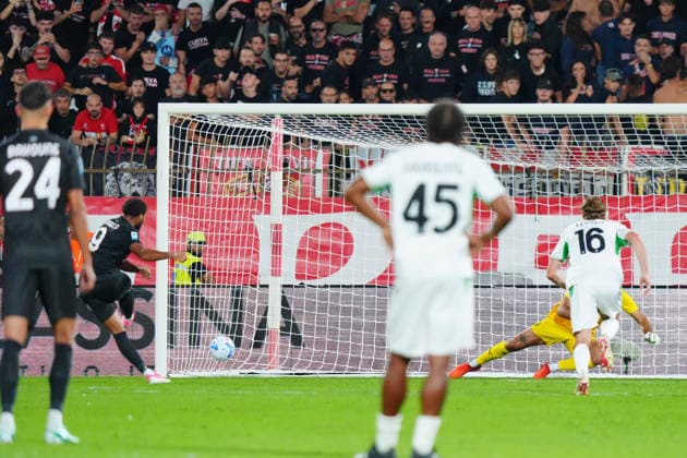 IPA88681635 - Gustavo Miguel Pereira De Sousa Varela (AC Monza) scores the penalty kick during the AC Monza vs. US Sassuolo Serie A soccer match in Monza, Italy, on September 18, 2026  Copyright: xLucaxRossini IPAxSportx xx IPA88681635