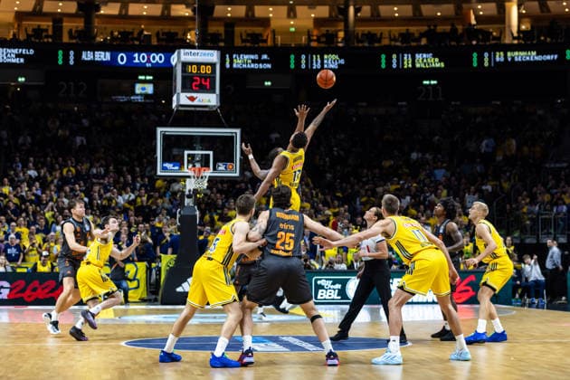 18.09.2026, GER, BBL (easyCredi Basketball Bundesliga Berlin, ALBA Berlin - Niners Chemnitz Tipp off, Norris Agbakoko (ALBA Berlin, 17), Nighael Ceaser (Niners Chemnitz, 22) Berlin Uber Arena Berlin Deutschland