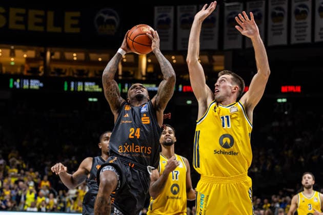 18.09.2026, GER, BBL (easyCredi Basketball Bundesliga Berlin, ALBA Berlin - Niners Chemnitz Cobe Williams (Niners Chemnitz, 24), Joe Wieskamp (ALBA Berlin, 11) Berlin Uber Arena Berlin Deutschland