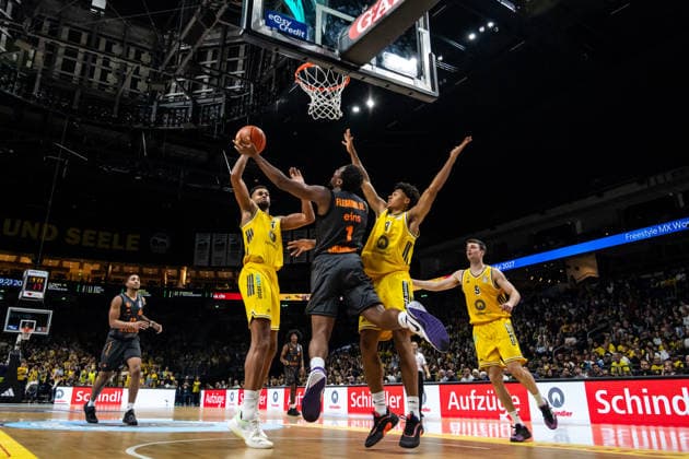 18.09.2026, GER, BBL (easyCredi Basketball Bundesliga Berlin, ALBA Berlin - Niners Chemnitz Phlandrous Fleming Jr. (Niners Chemnitz, 1), Jack Kayil (ALBA Berlin, 7) Berlin Uber Arena Berlin Deutschland