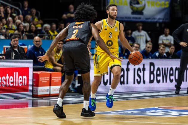18.09.2026, GER, BBL (easyCredi Basketball Bundesliga Berlin, ALBA Berlin - Niners Chemnitz Jordan Ford (ALBA Berlin, 3), Stefan Smith (Niners Chemnitz, 2) Berlin Uber Arena Berlin Deutschland